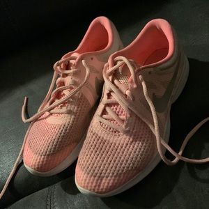 Nike Revolution 4 Sneakers